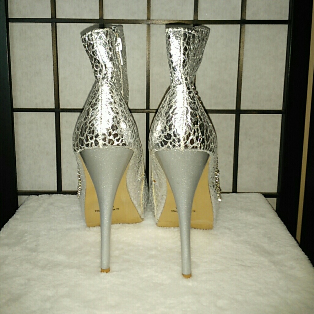 LAST PAIR! Sz 6.5 Metallic Silver 5" Heels Booties - Picture 2 of 4
